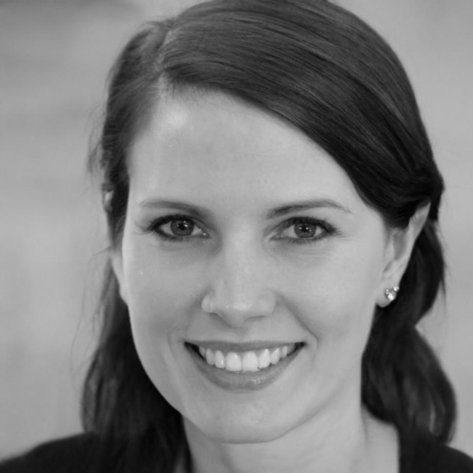 Senior business consultant with expertise in Australian market financial planning